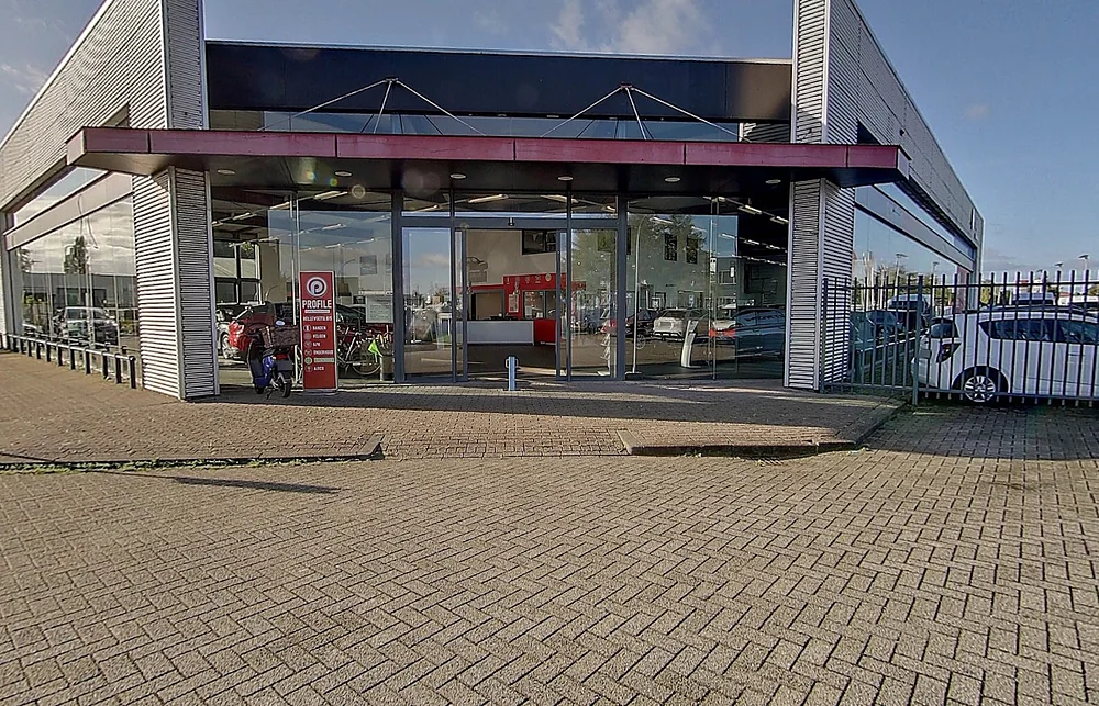 De voorkant van Auto Romar